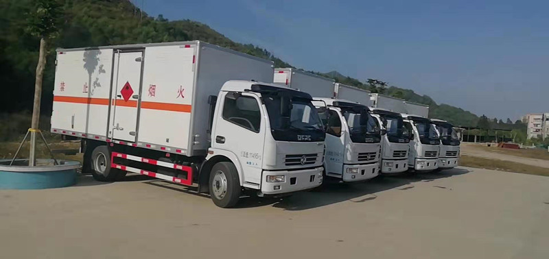 廣東汕頭王總訂購的5臺東風大多利卡危險品車順利交車