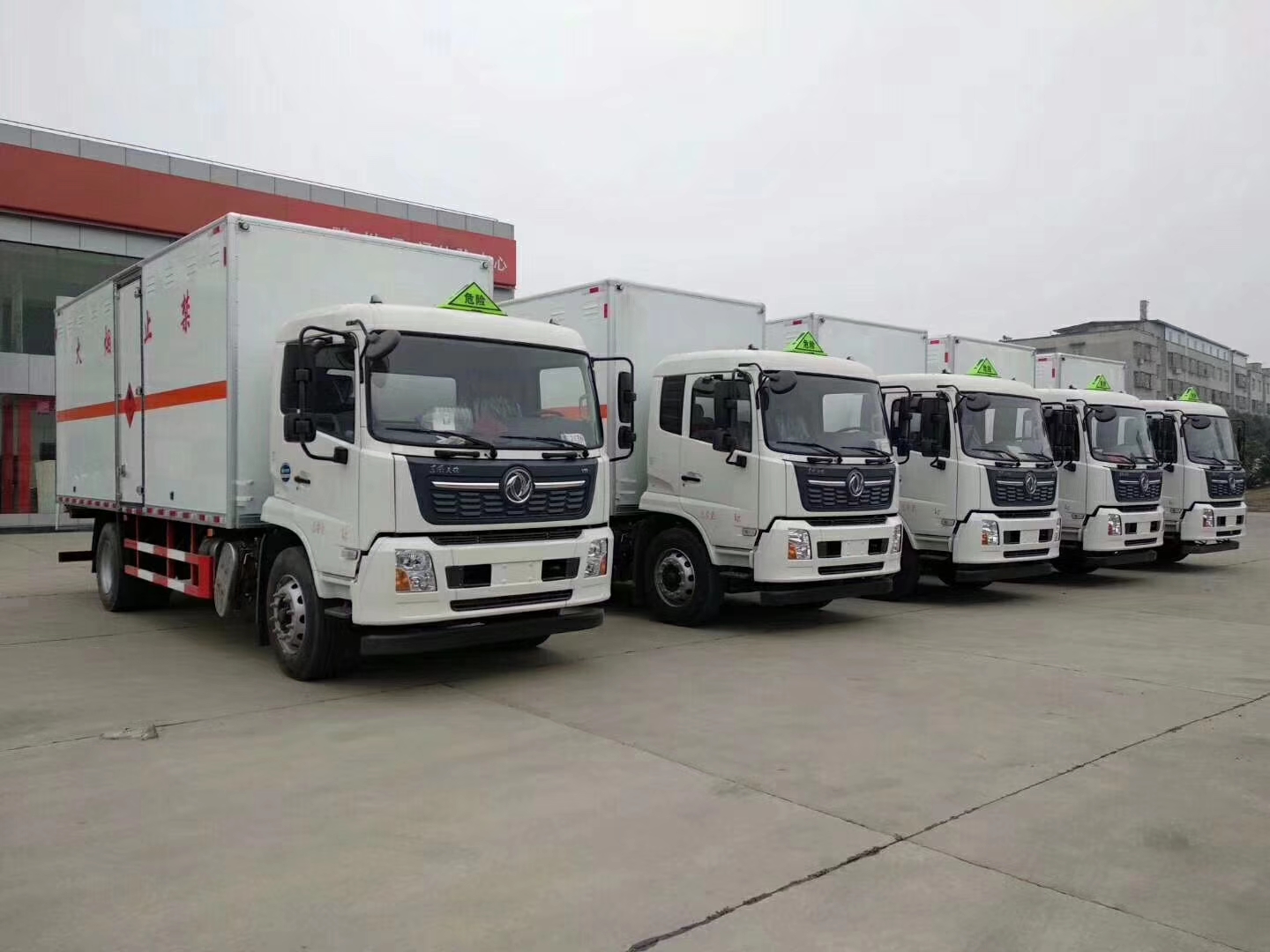 山西吳總訂購5臺東風天錦國六易燃液體廂式危險品車發(fā)車
