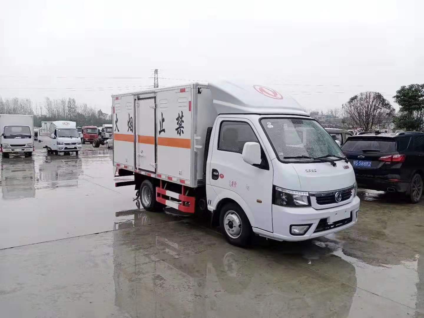 新款安全達標車型——東風途逸國六易燃液體廂式車