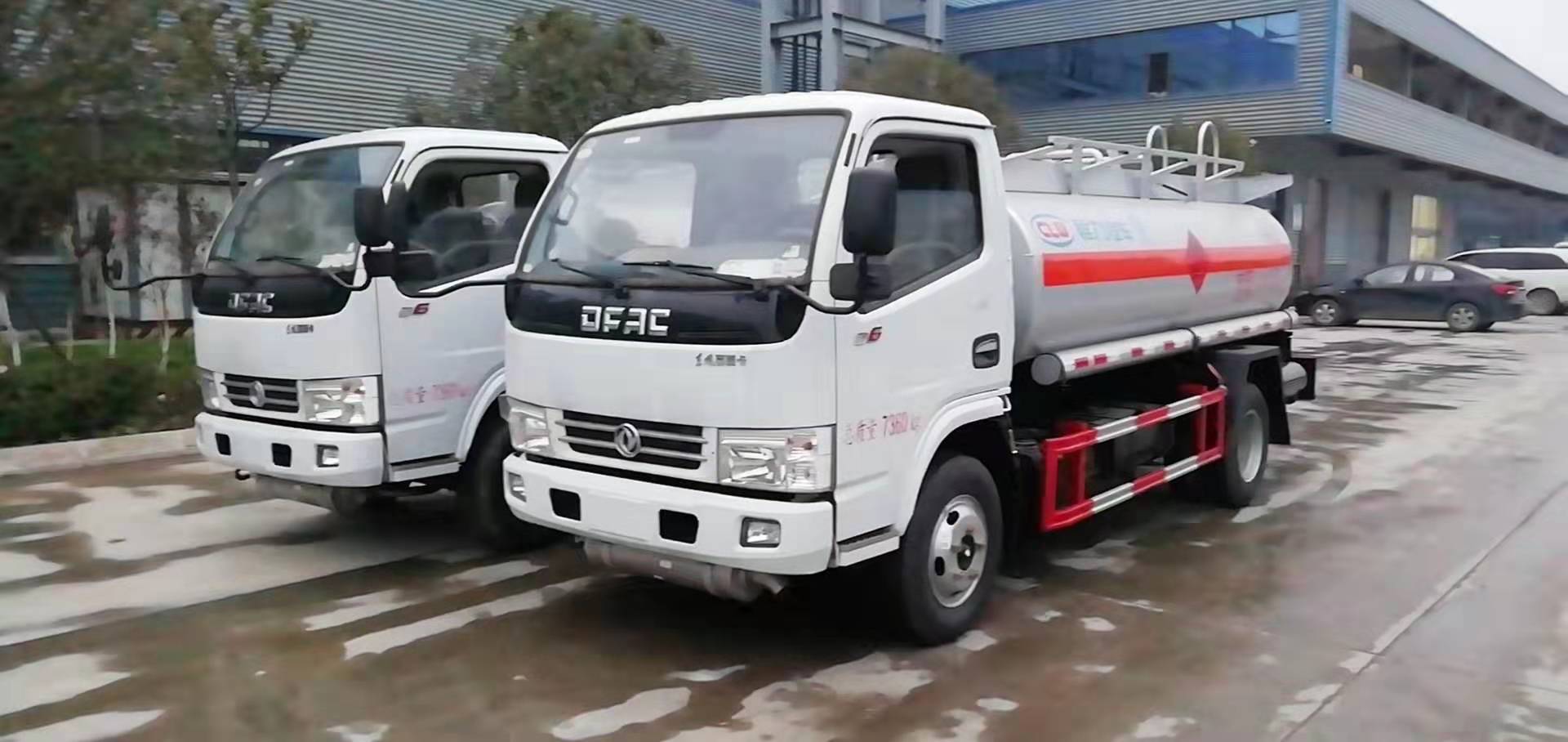 河北趙總訂購的兩臺東風多利卡D6油罐車發車