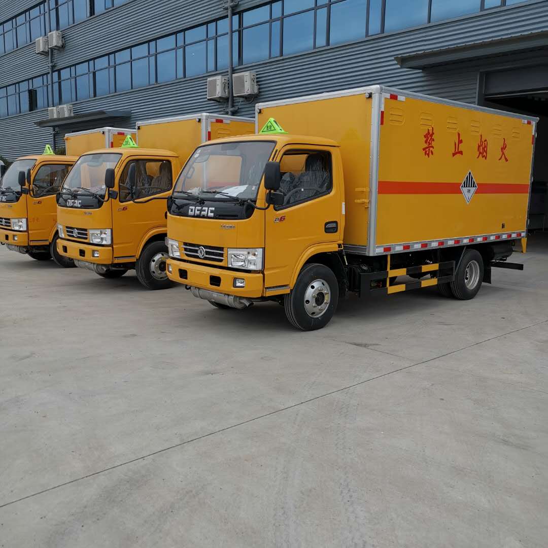 河北金總?cè)_(tái)東風(fēng)多利卡危險(xiǎn)品車發(fā)車