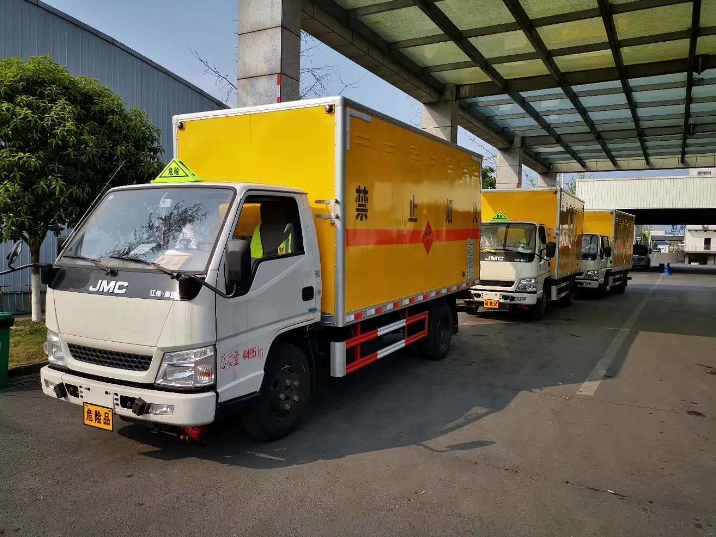 四川曲總?cè)_(tái)江鈴危險(xiǎn)品車順利上戶