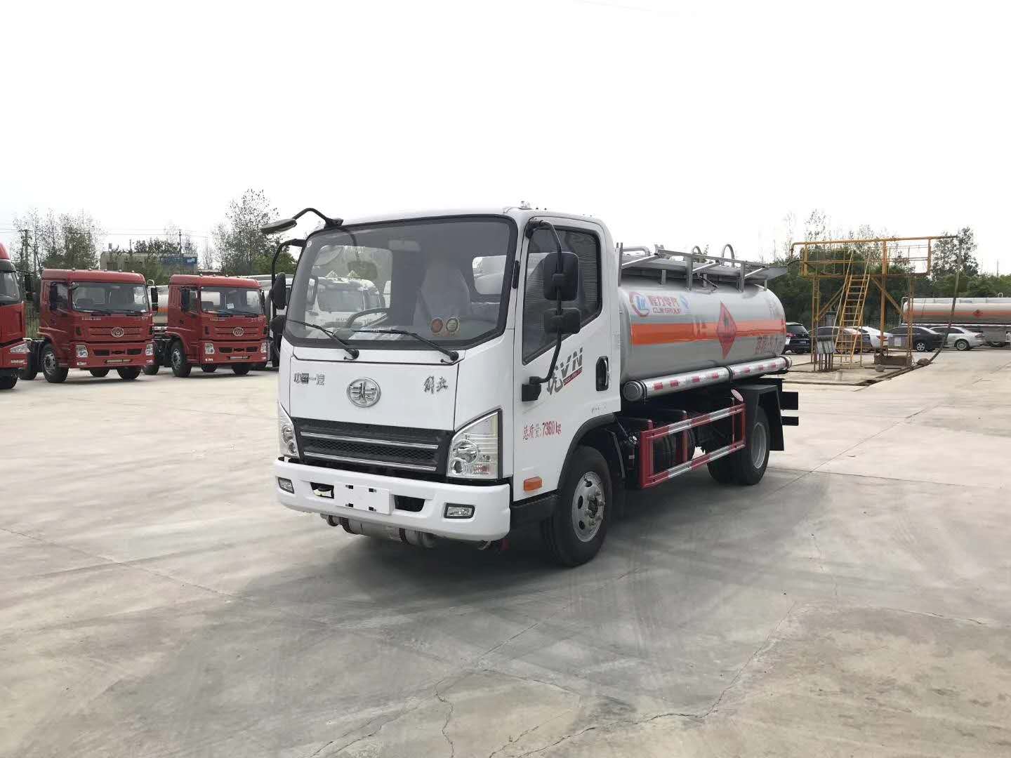 小型油罐車推薦——解放5噸油罐車