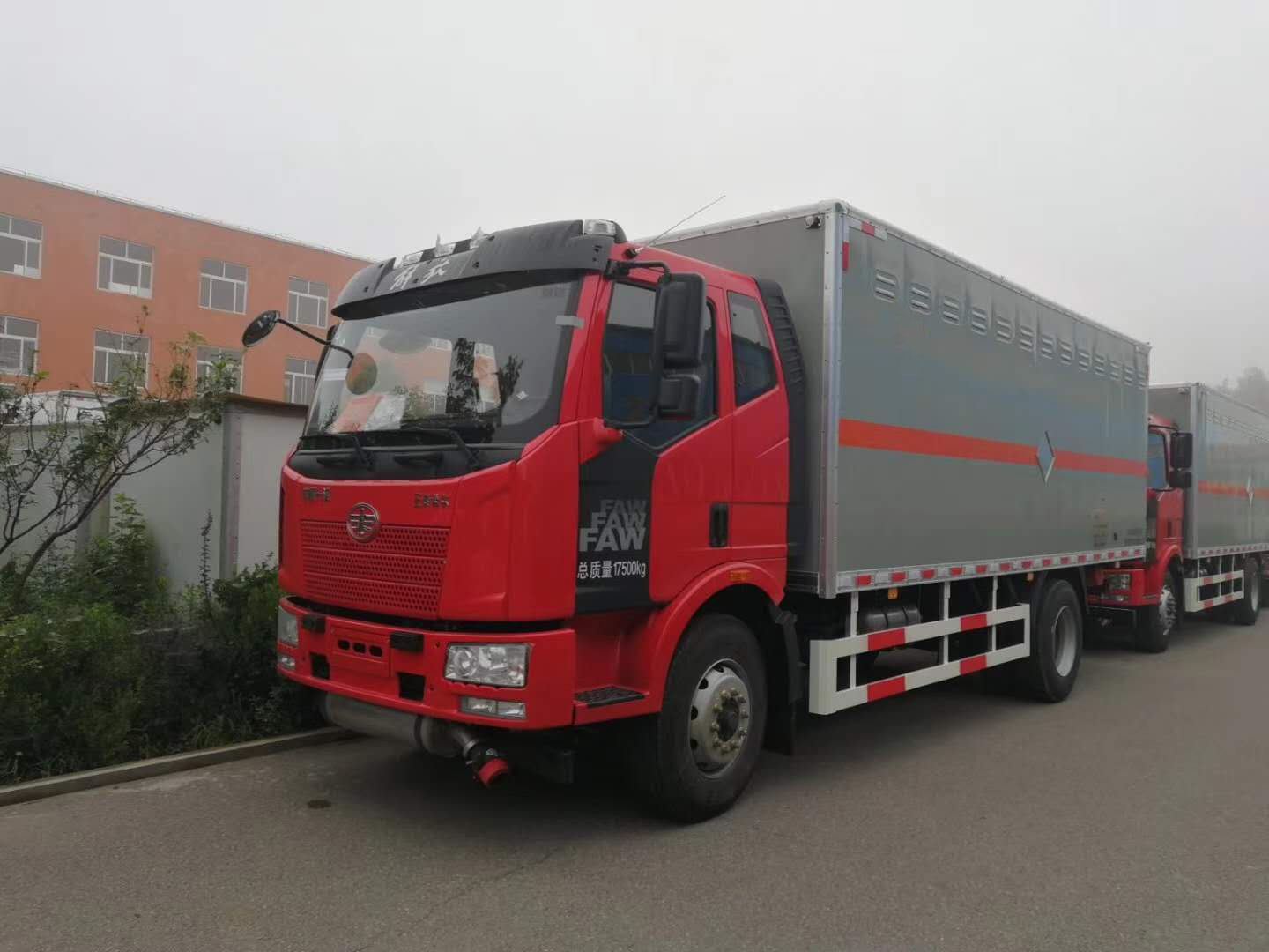 遼寧杜總訂購五臺解放J6危險品車發(fā)車