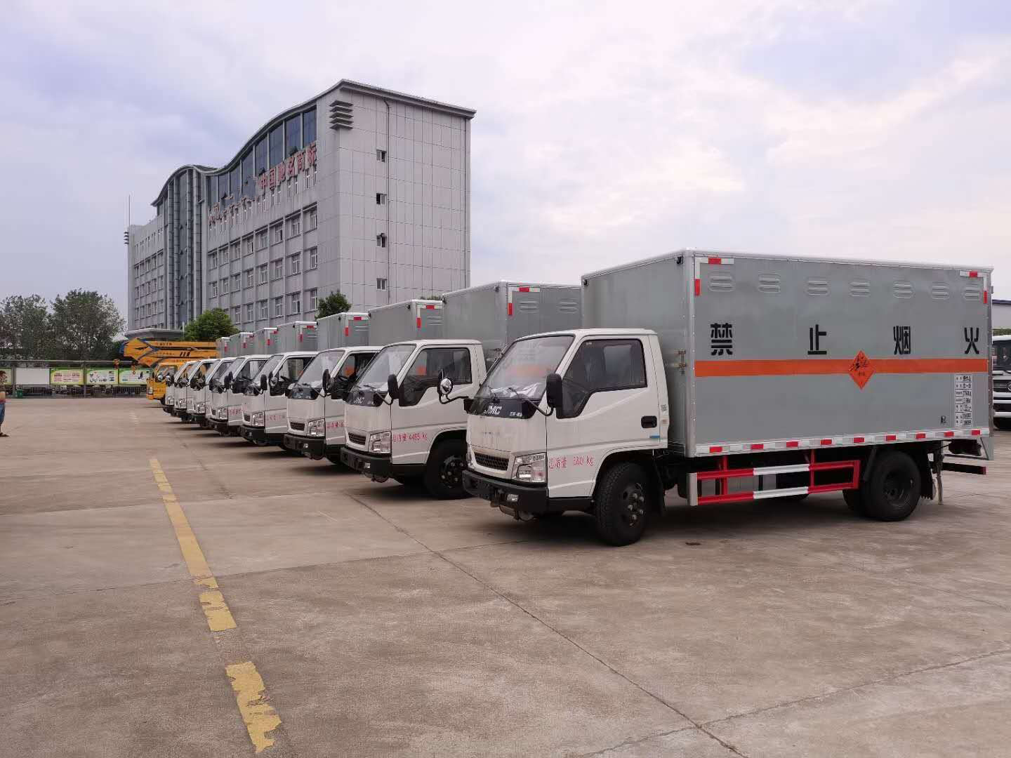 云南張總訂購八臺江鈴防爆車發車
