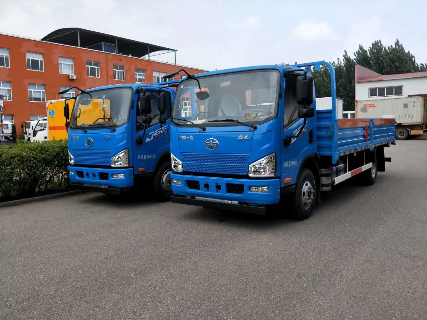 重慶師總自提兩臺解放J6F黃牌氣瓶運(yùn)輸車