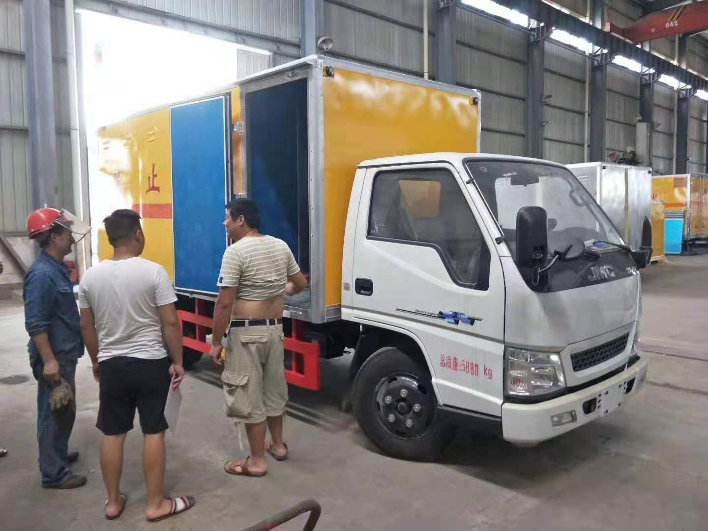 江鈴帶側門和活動隔艙防爆車詳細介紹
