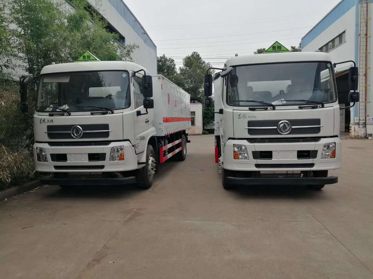 兩臺東風天錦毒性氣體危險品廂式車發車