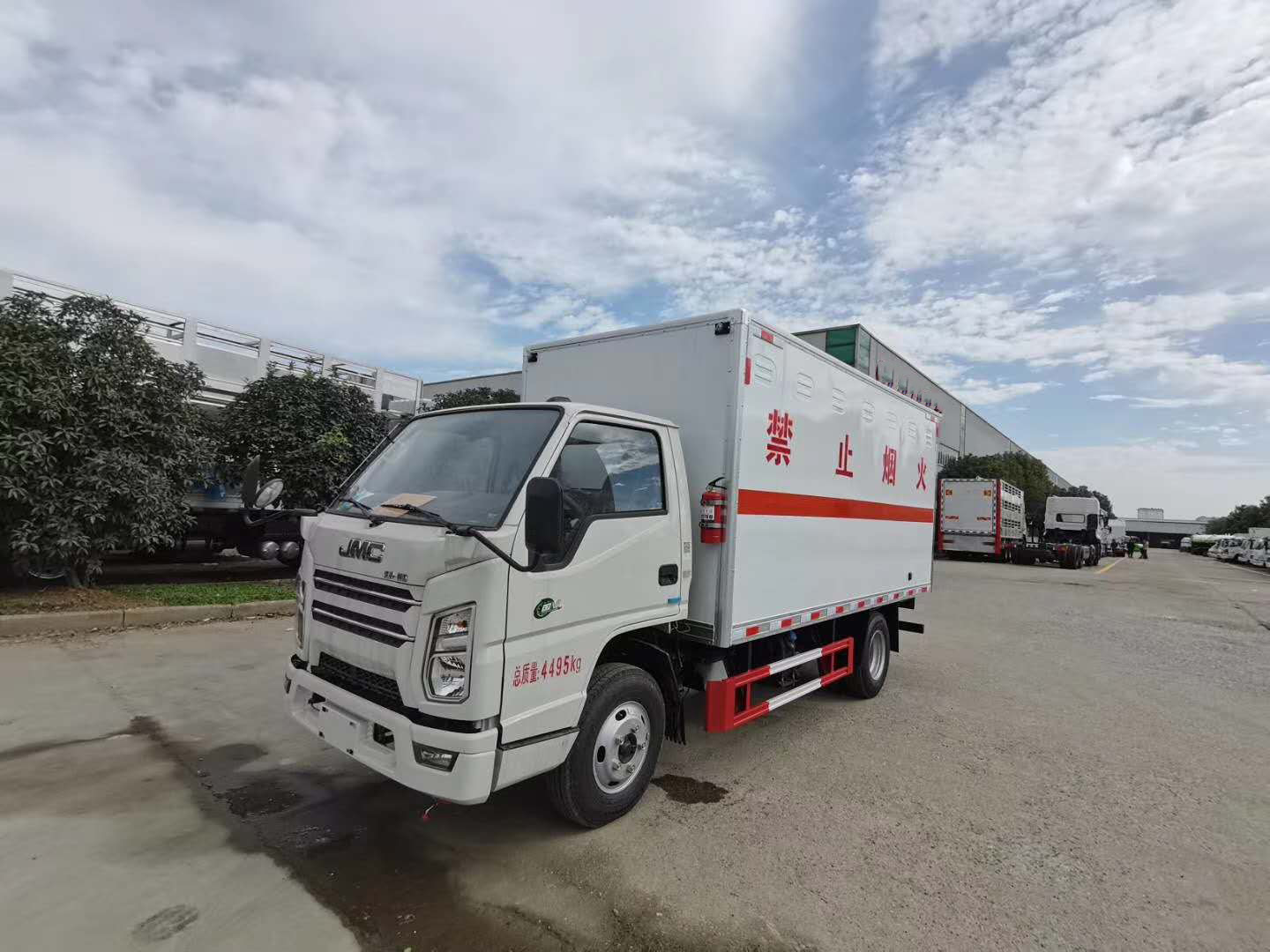 新款車型推薦--江鈴國六腐蝕性物品廂式運輸車