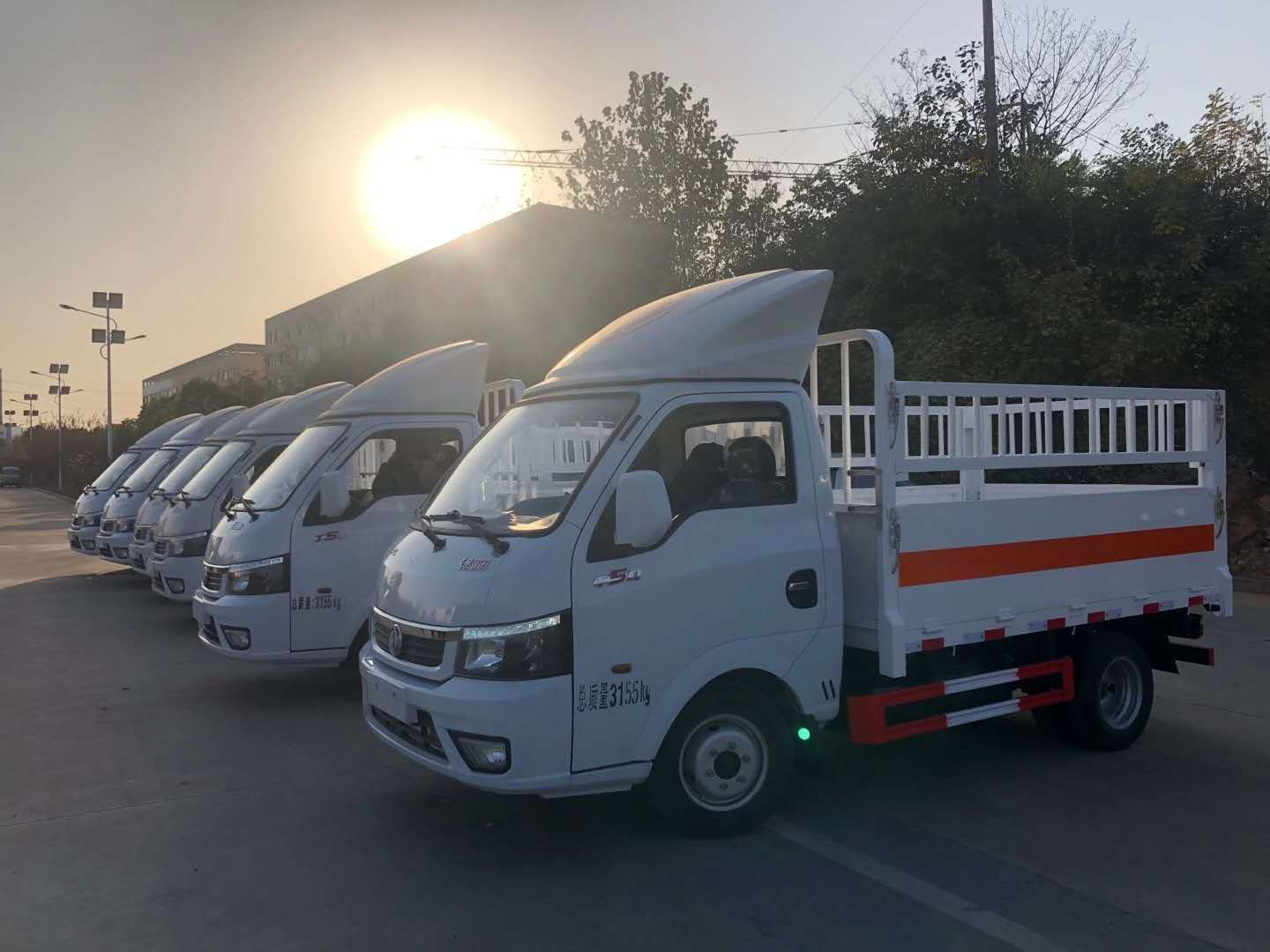 甘肅定西采購6臺東風途逸氣瓶運輸車發車