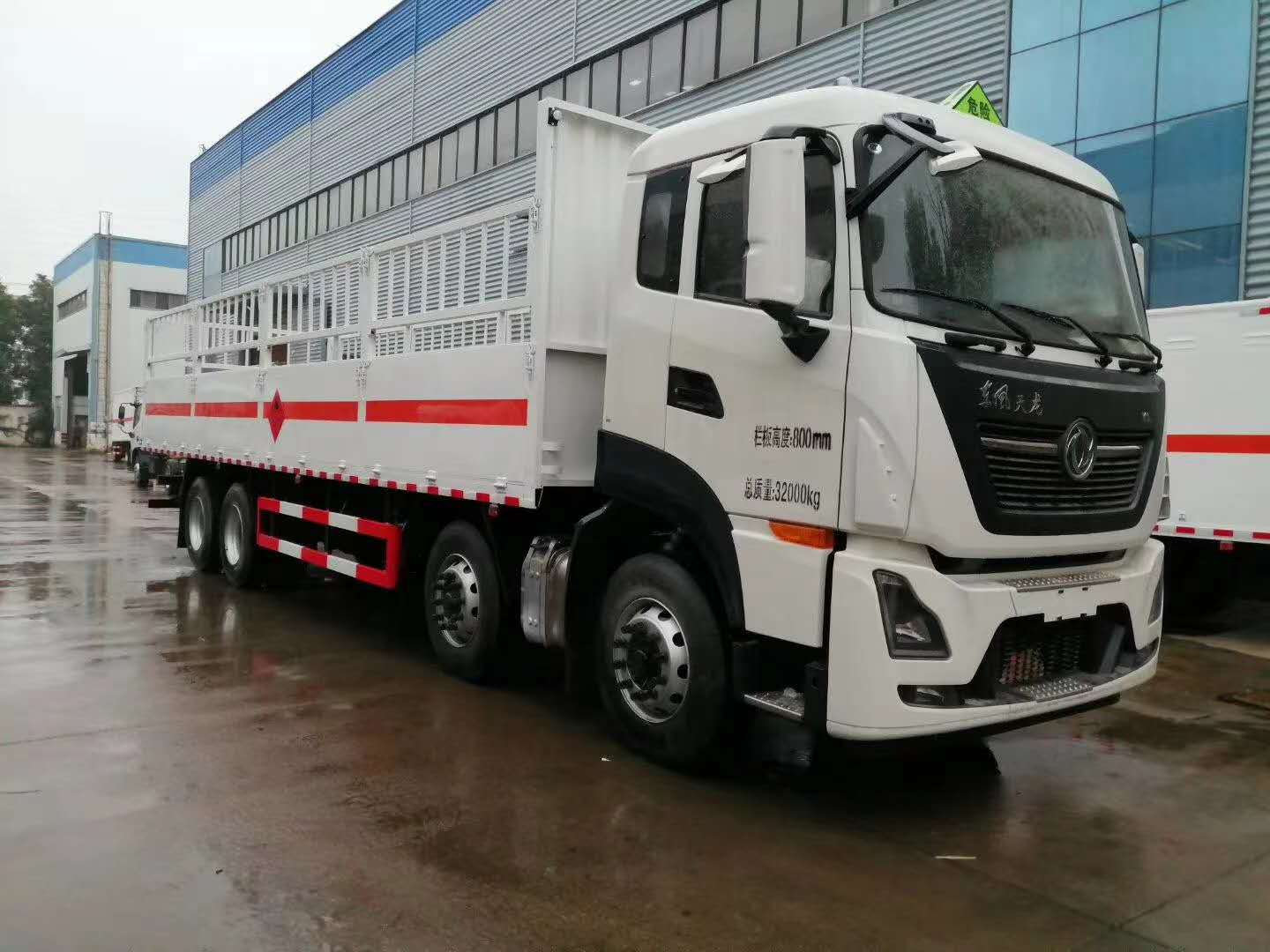 東風天龍前四后八國六氣瓶運輸車