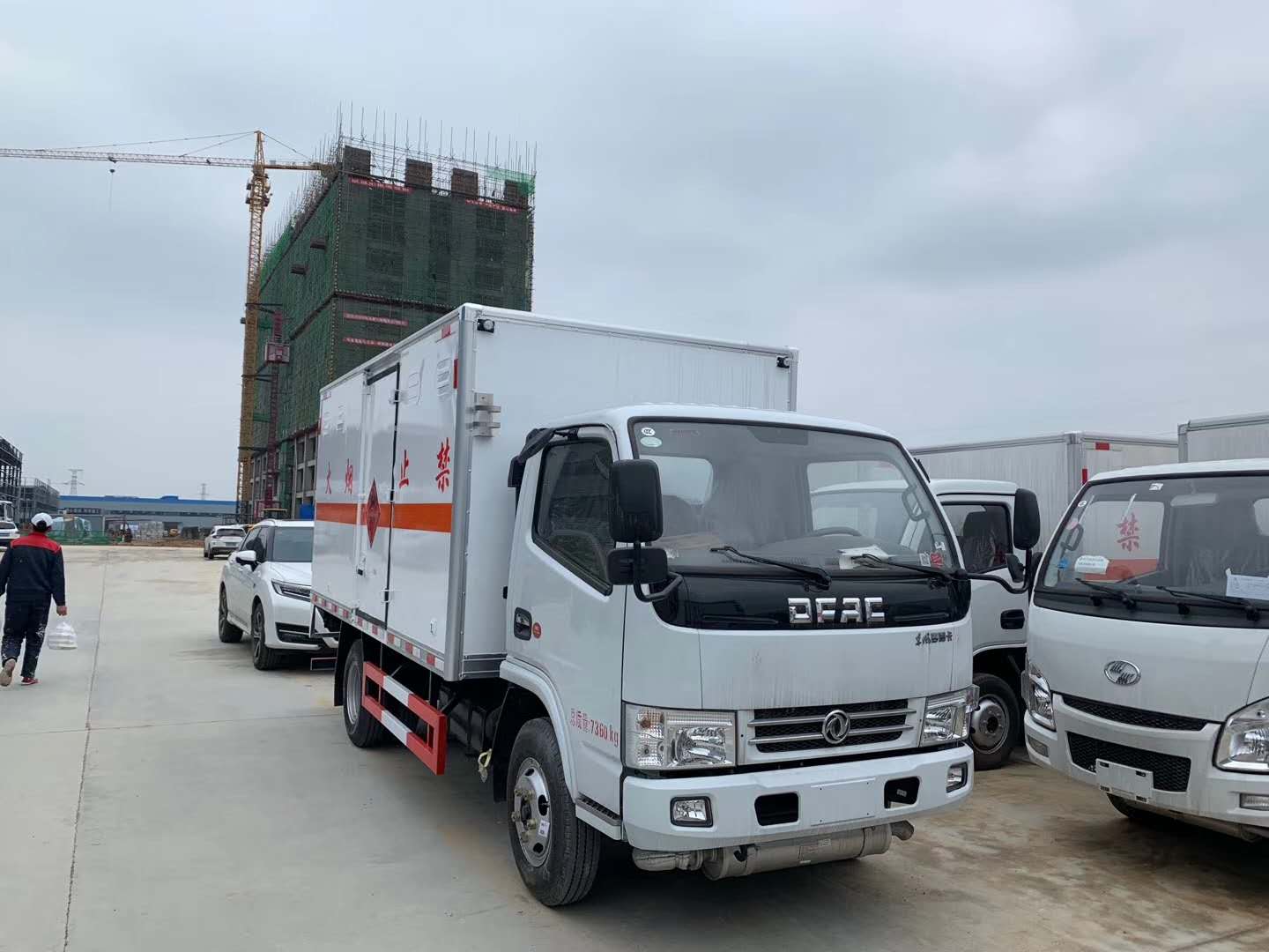 東風(fēng)小多利卡黃牌易燃?xì)怏w廂式運(yùn)輸車(chē)