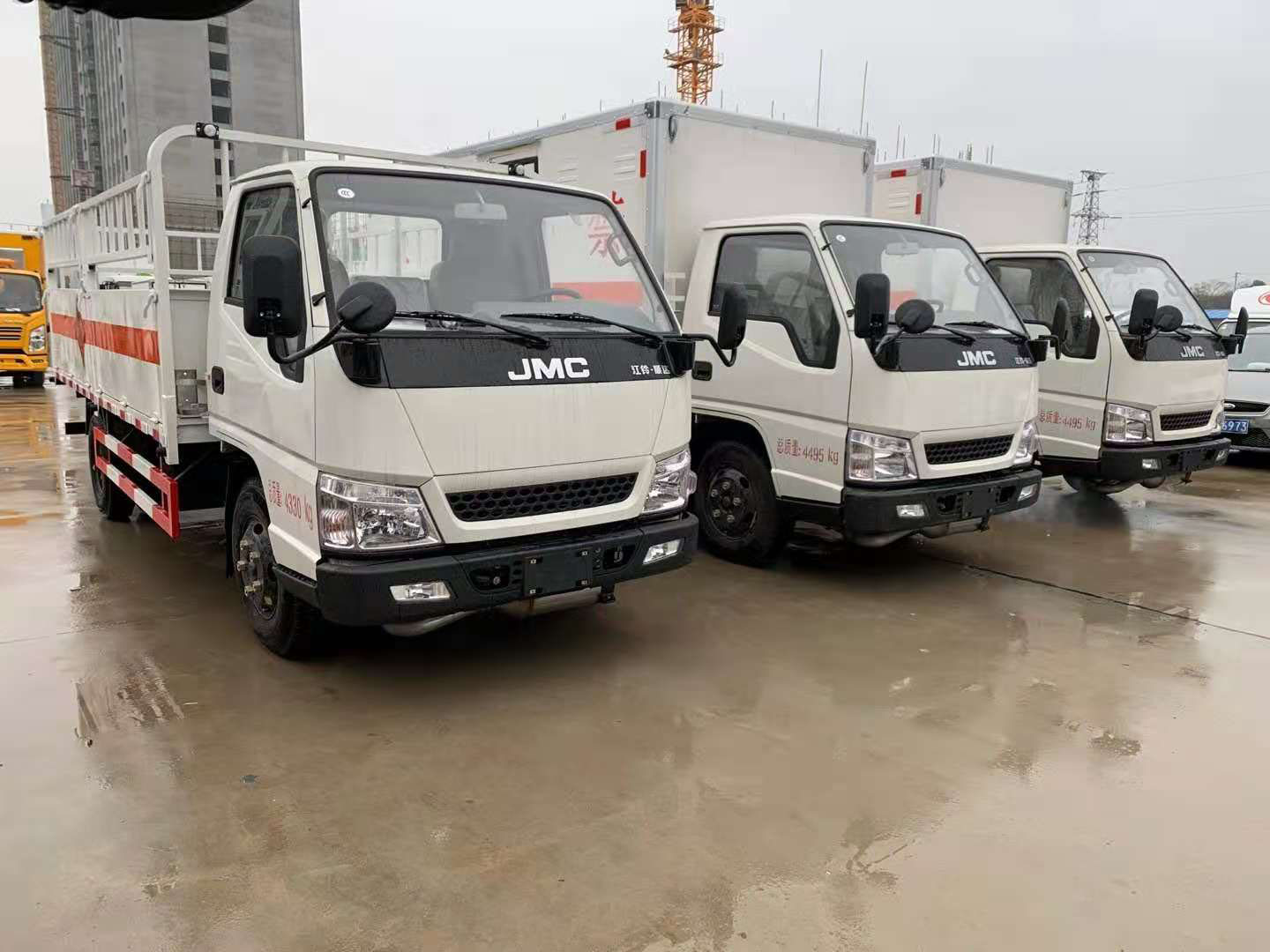 青海李總訂購三臺江鈴危險品車