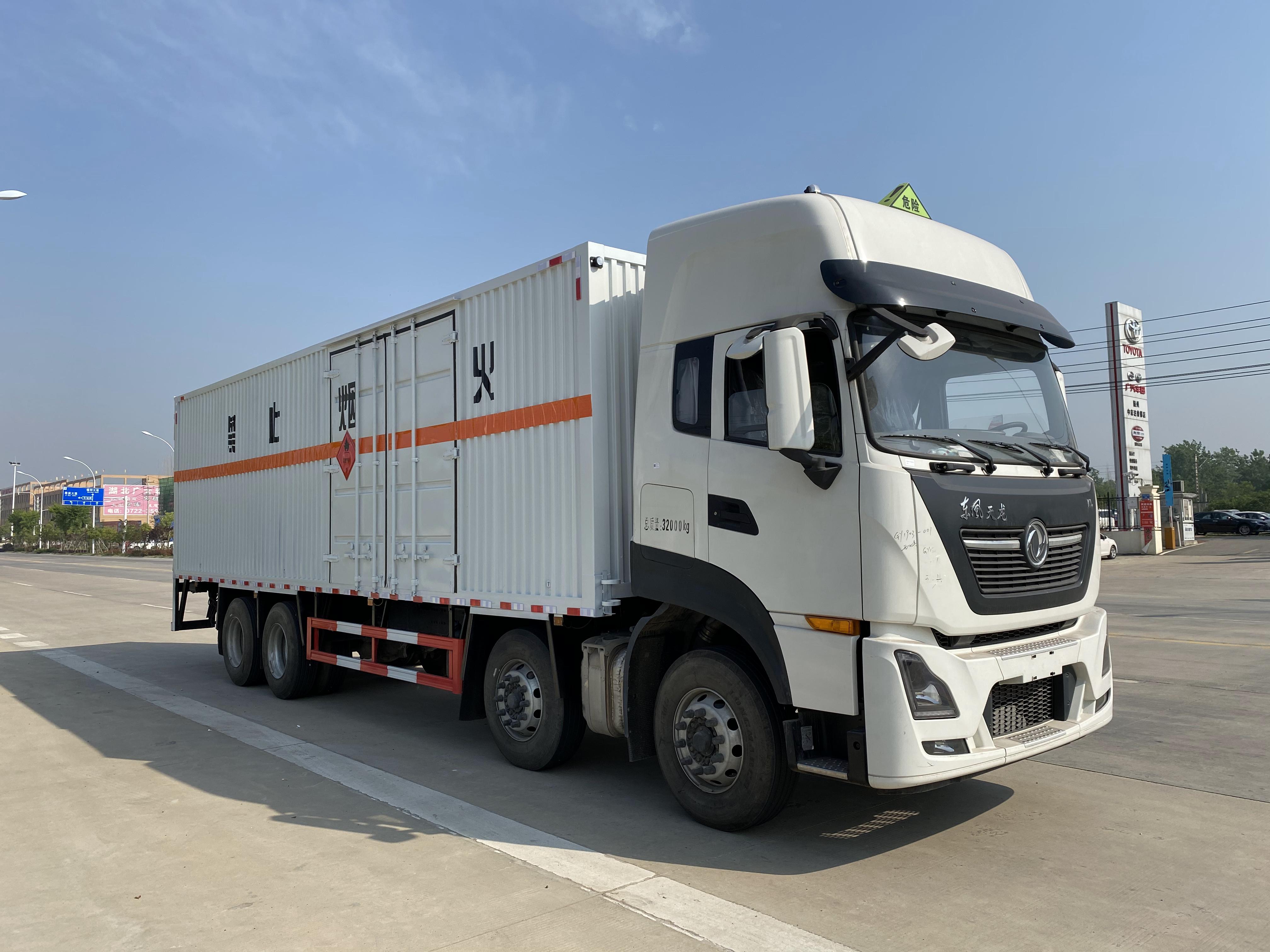 東風(fēng)天龍國(guó)六9.4米瓦楞板危險(xiǎn)品車
