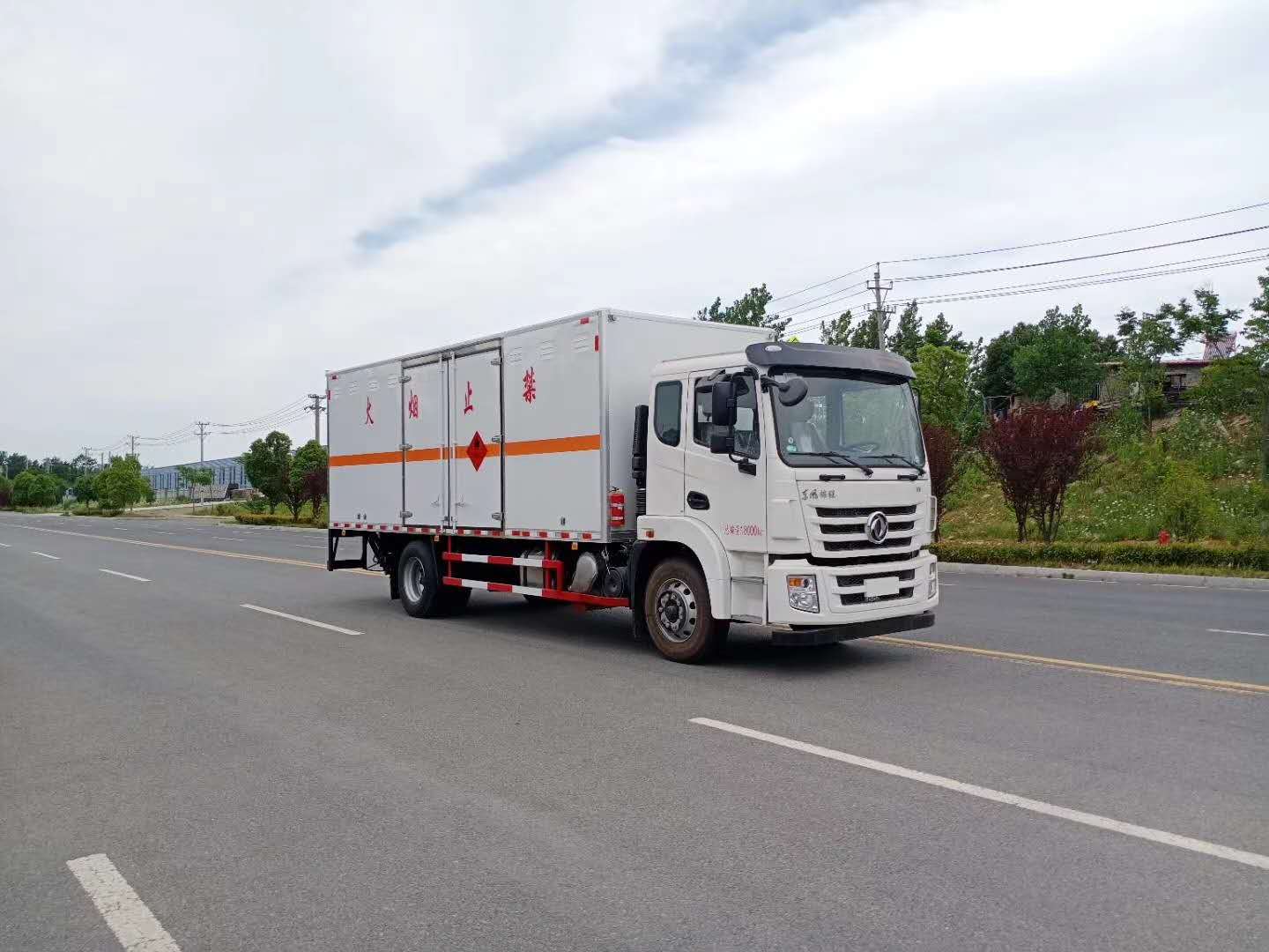 東風(fēng)錦程國(guó)六6米8危險(xiǎn)品車