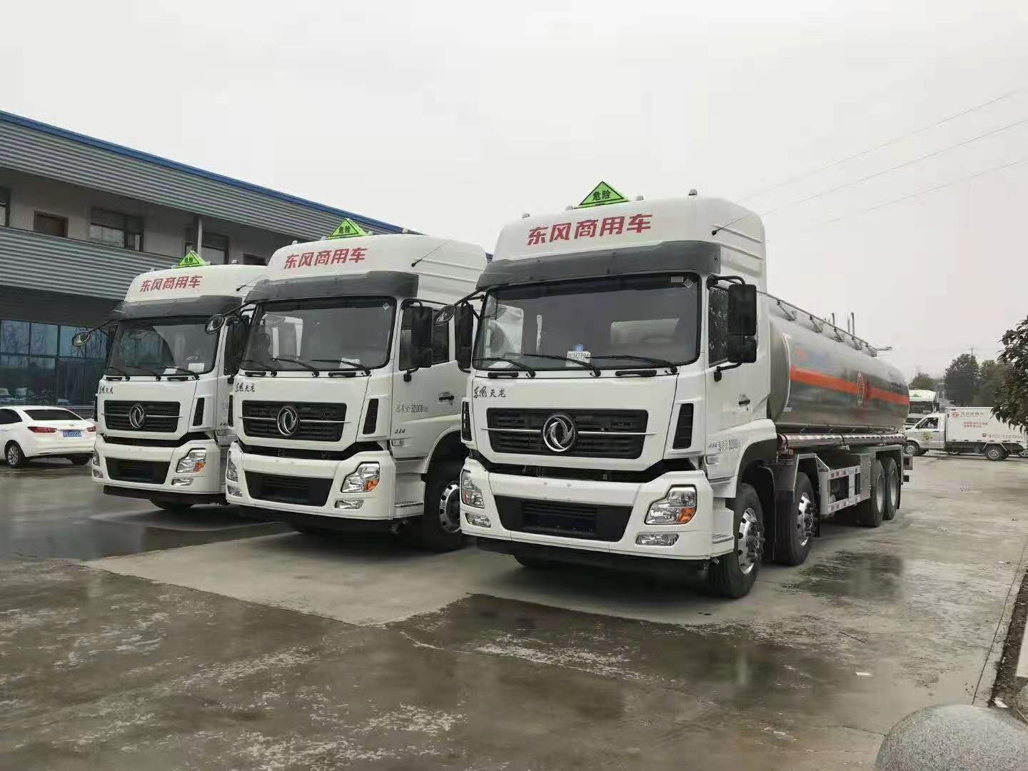 山東賀總三臺東風天龍前四后八鋁合金油罐車發(fā)車