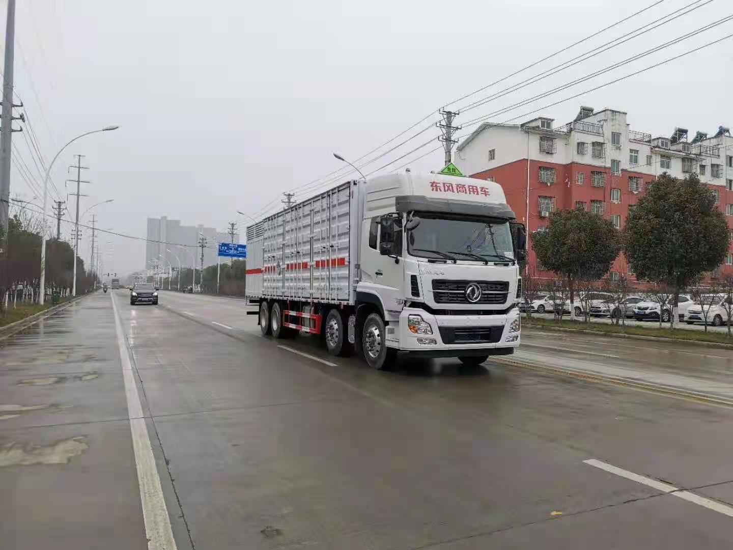 東風天龍新規前四后八瓦楞板危險品車