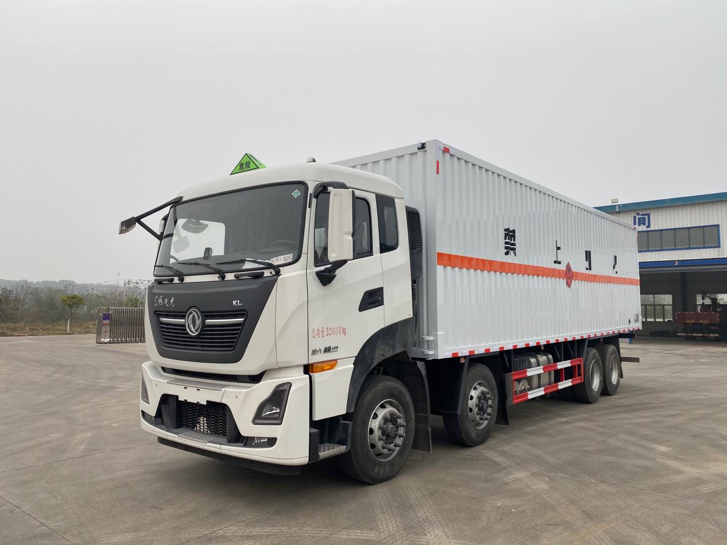 東風(fēng)天龍9米4國(guó)六易燃固體廂式運(yùn)輸車