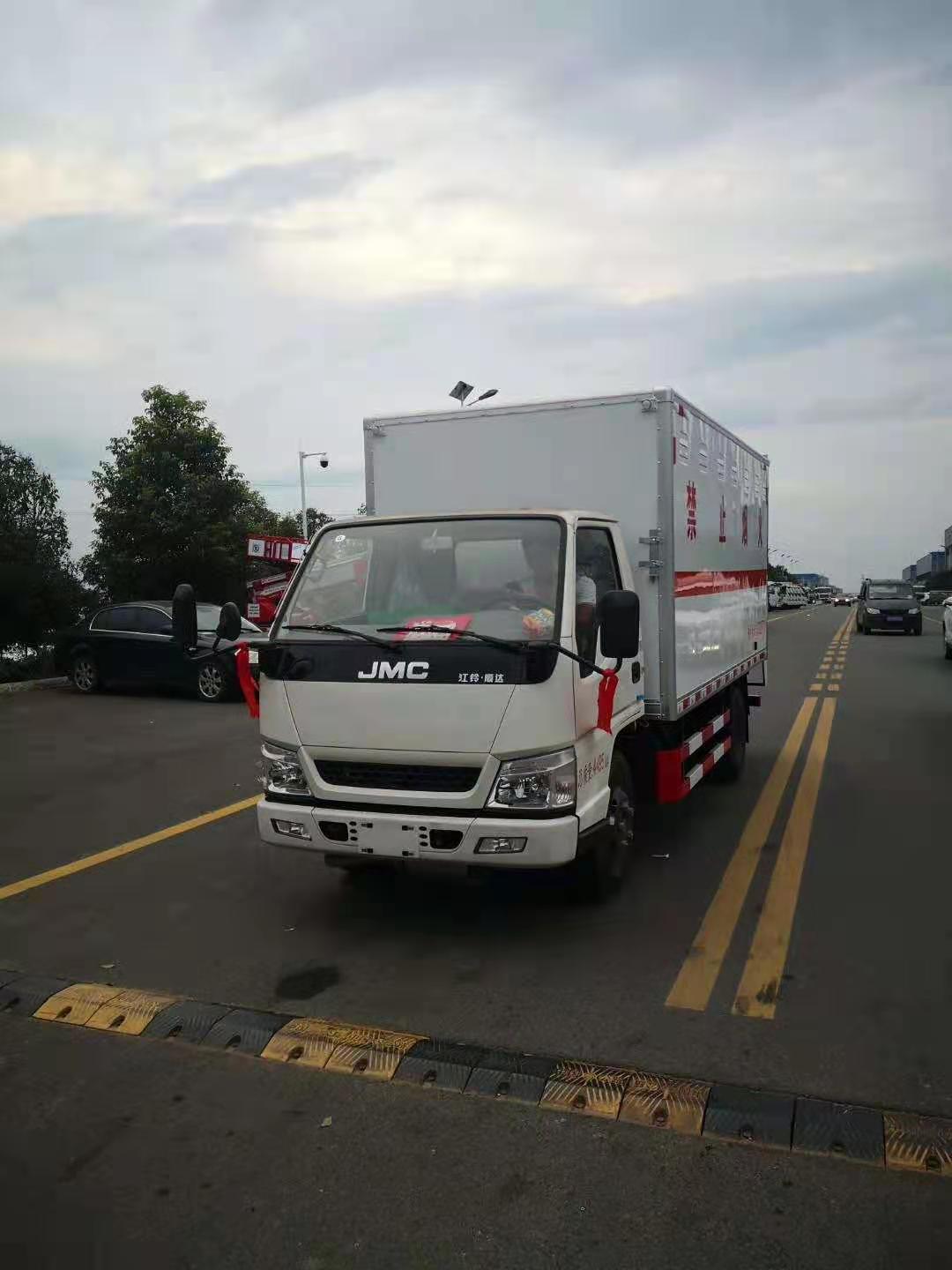 江鈴國五帶液壓尾板危險品車