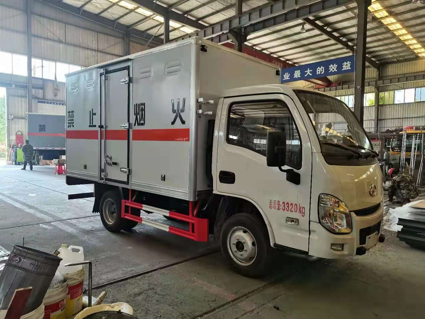 躍進國六烤漆板汽油危險品車