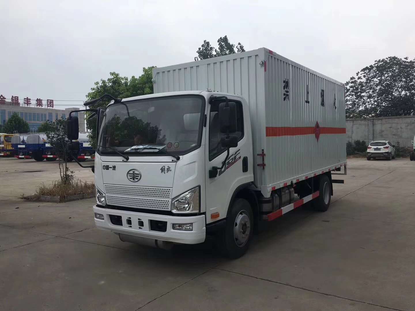 辦理危險品運(yùn)輸車通行碼需要提交哪些材料