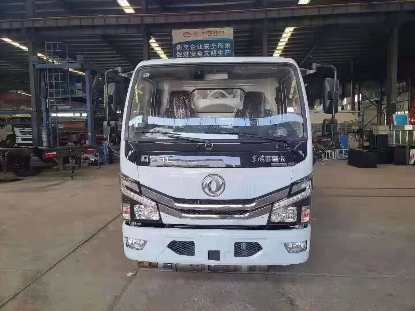 東風多利卡藍牌油罐車詳細配置介紹
