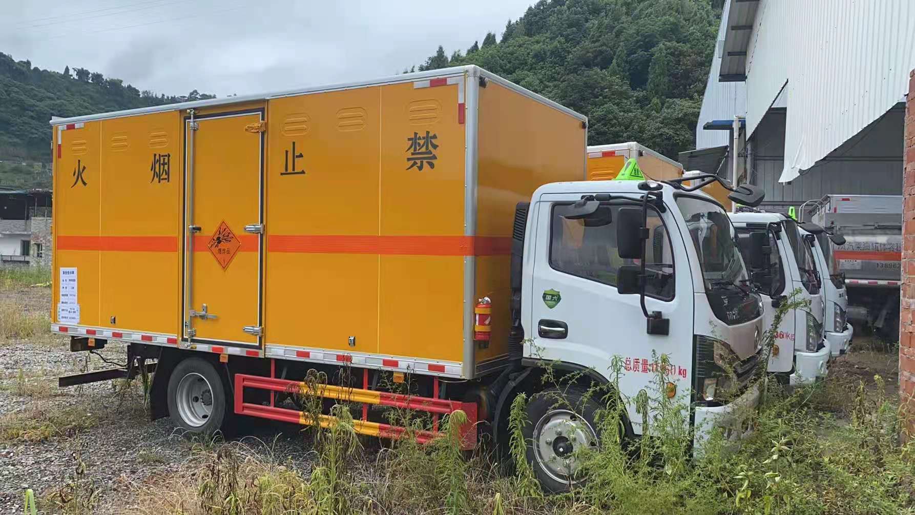 重慶張總自提三臺東風多利卡爆破器材運輸車