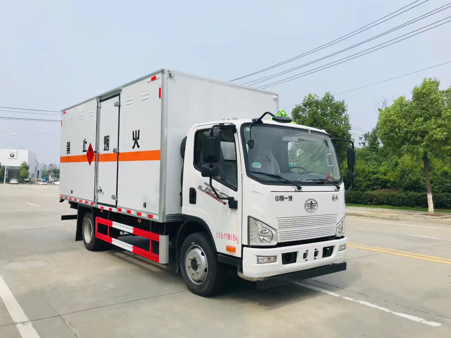 解放國六大柴160馬力5米1危險品車
