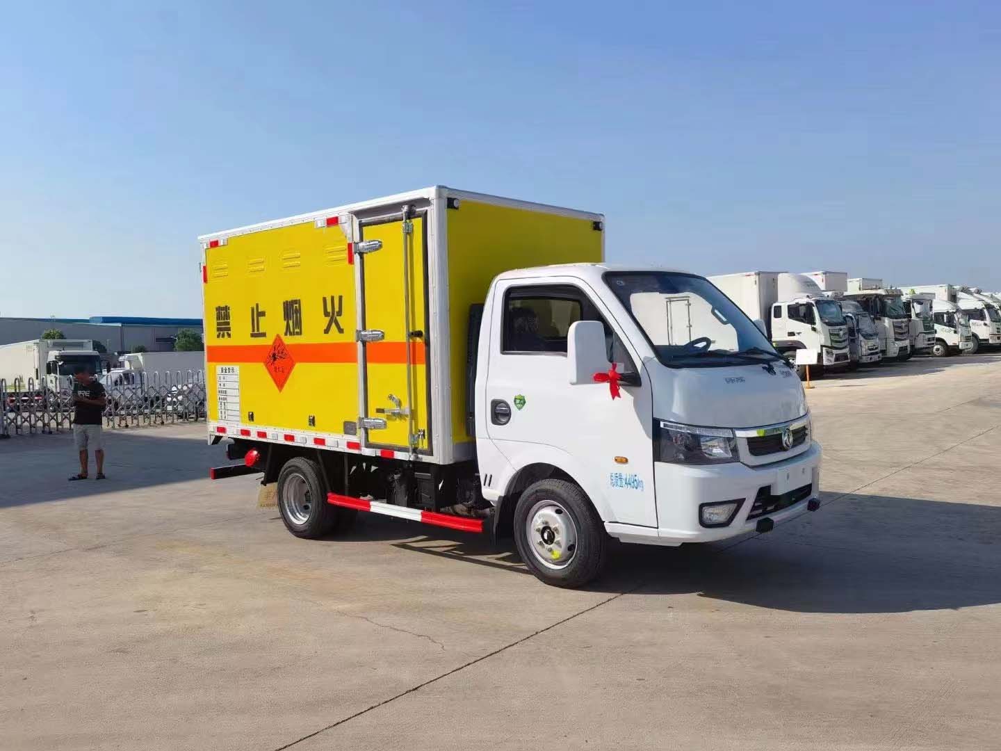 東風途逸國六前開側門帶防爆罐危險品車