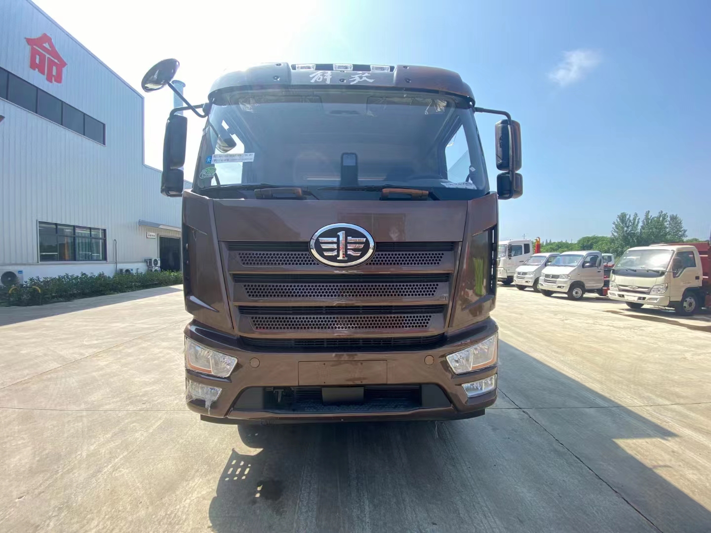 解放三軸8米6國六瓦楞板危險(xiǎn)品車（220馬力）