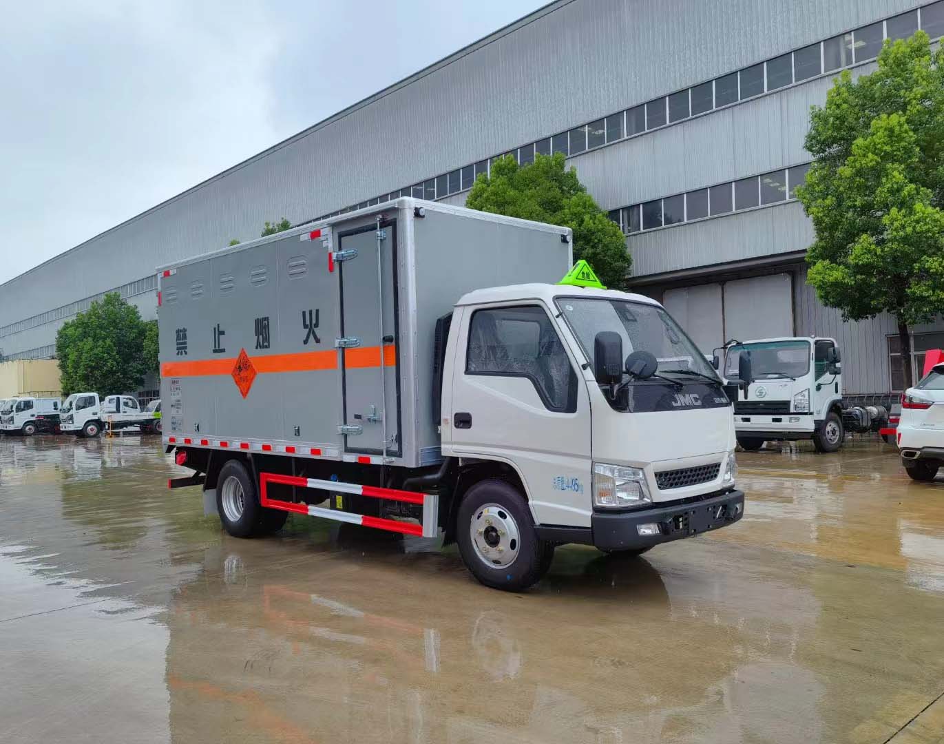 江鈴國六帶前開側(cè)門灰色新規(guī)危險(xiǎn)品車