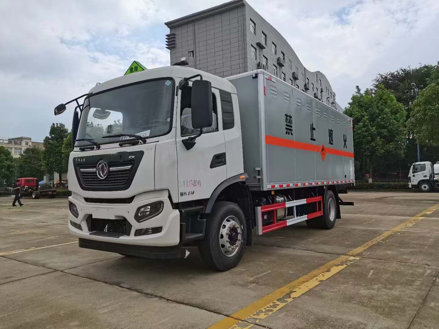 東風(fēng)天錦KR國六平頂危化品車