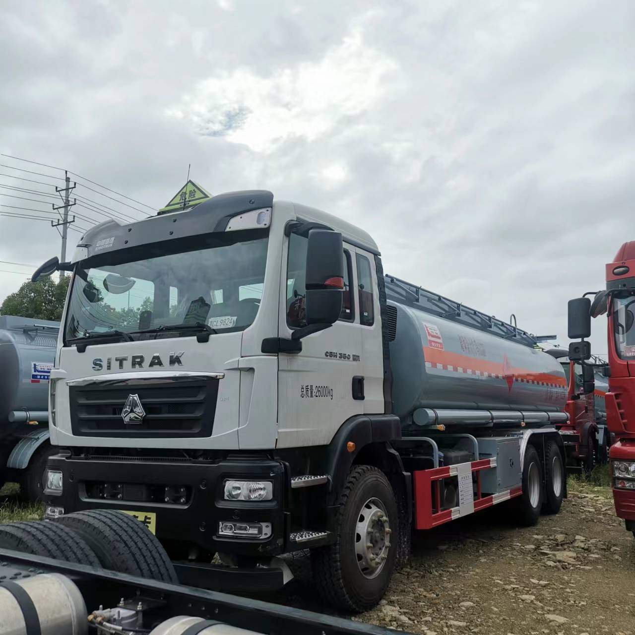 汕德卡后雙橋國六腐蝕品罐式車