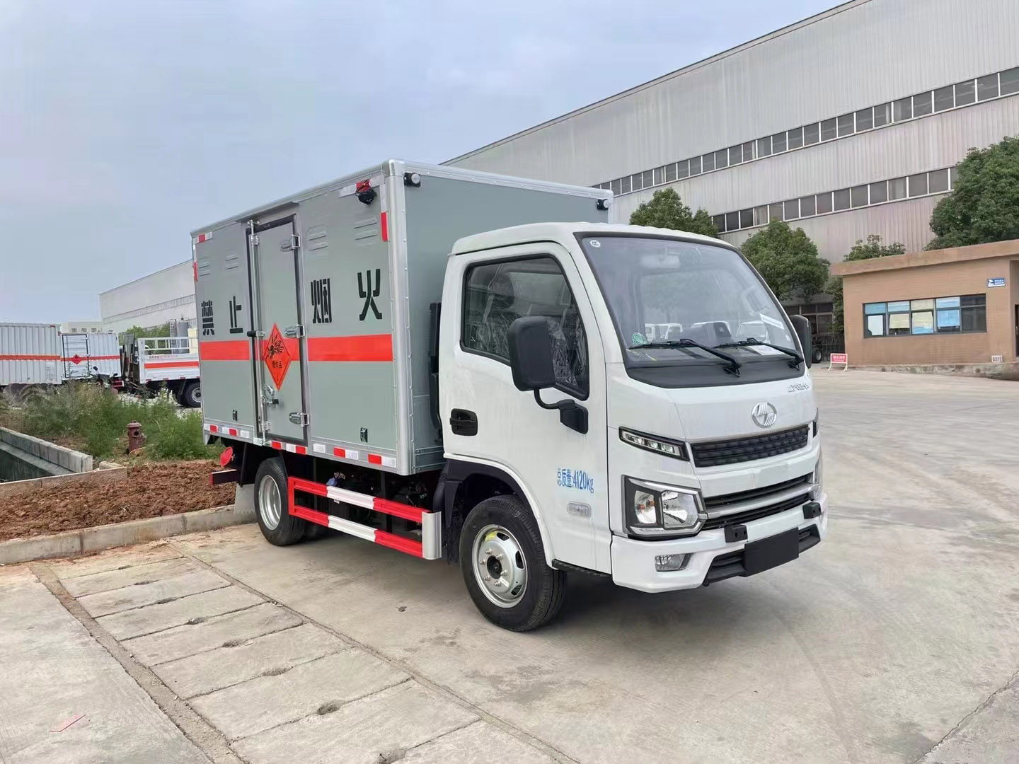 躍進(jìn)柴油可進(jìn)地下室危險(xiǎn)品車