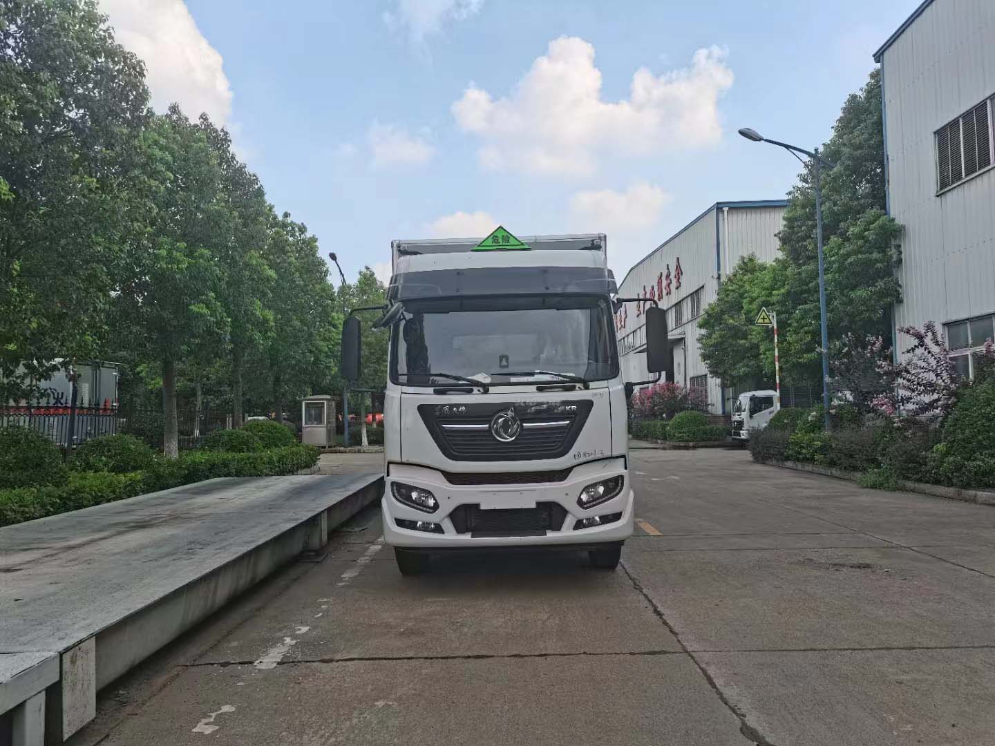 東風天錦KR高頂雙臥國六危險品車