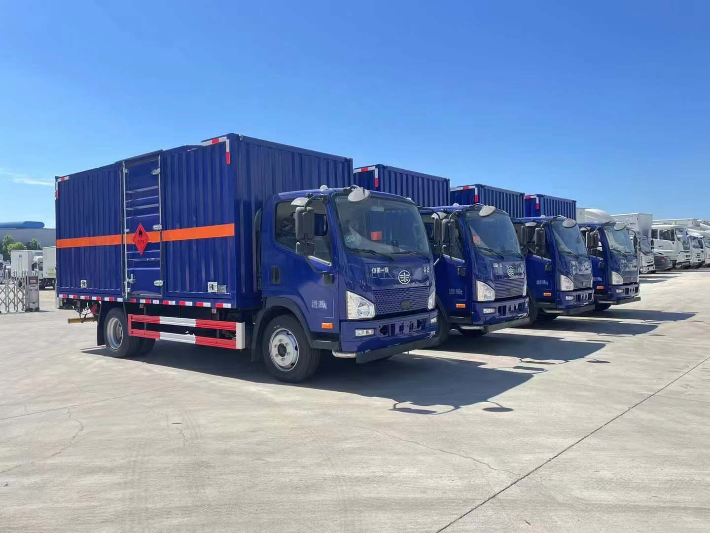 山東李總批量訂購4臺解放J6F國六危險(xiǎn)品車