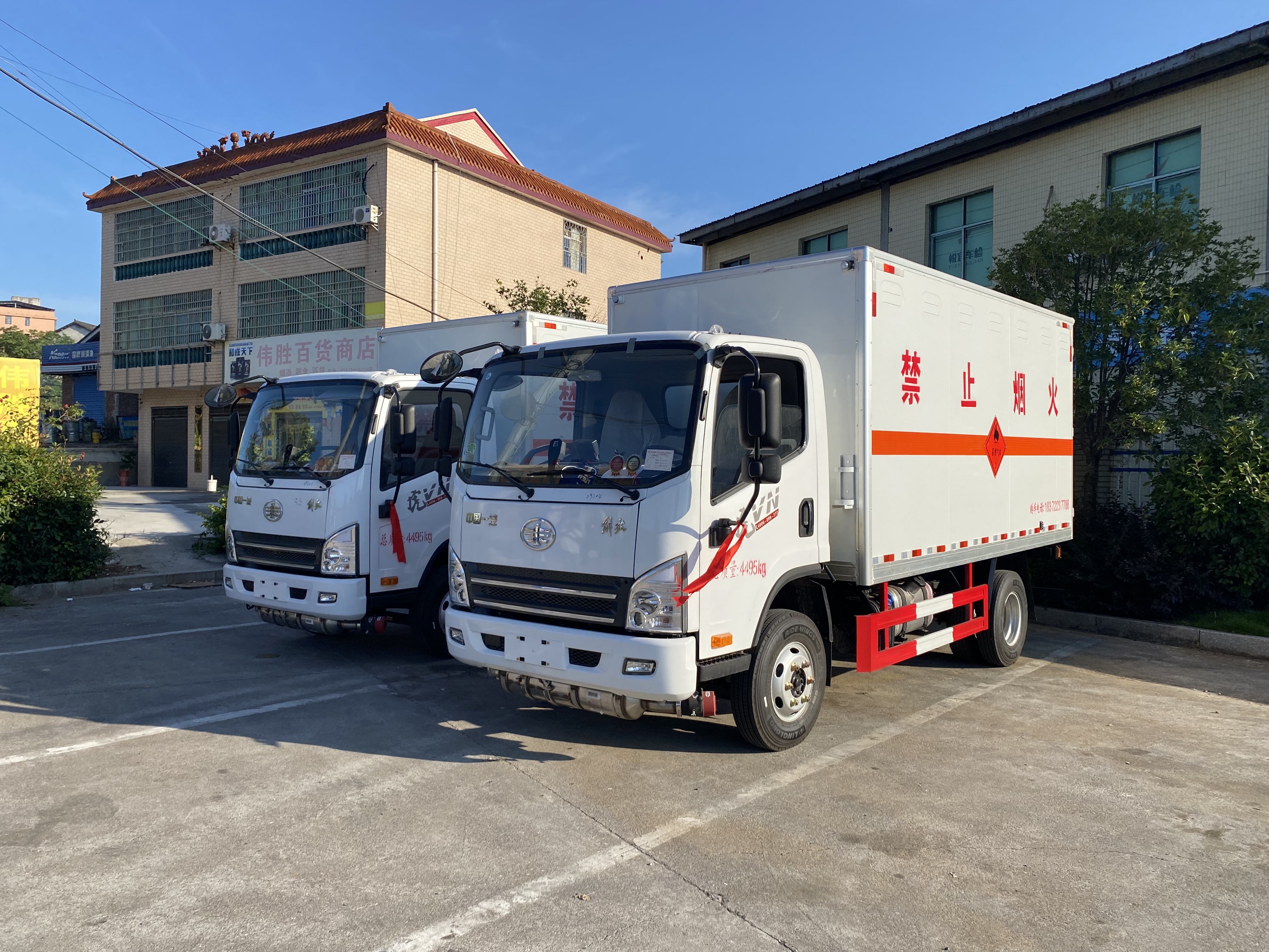 山東李總批量訂購4臺解放J6F國六危險品車