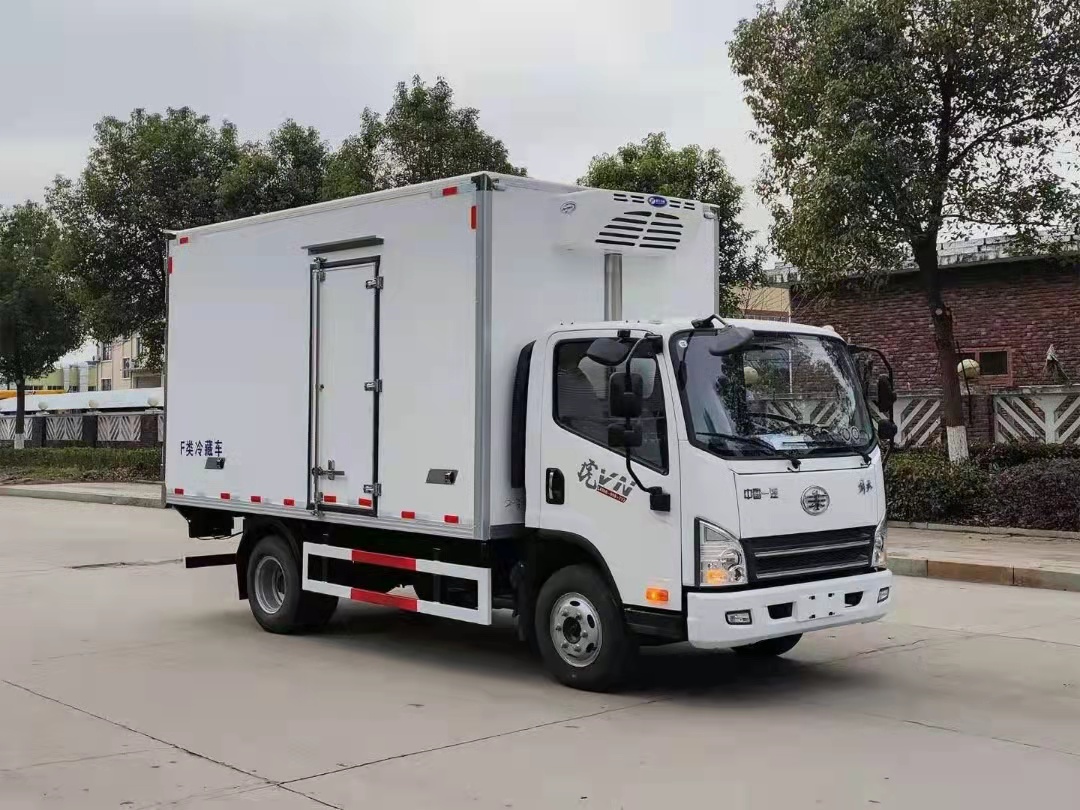 解放4米2國六大柴155馬力藍牌冷藏車