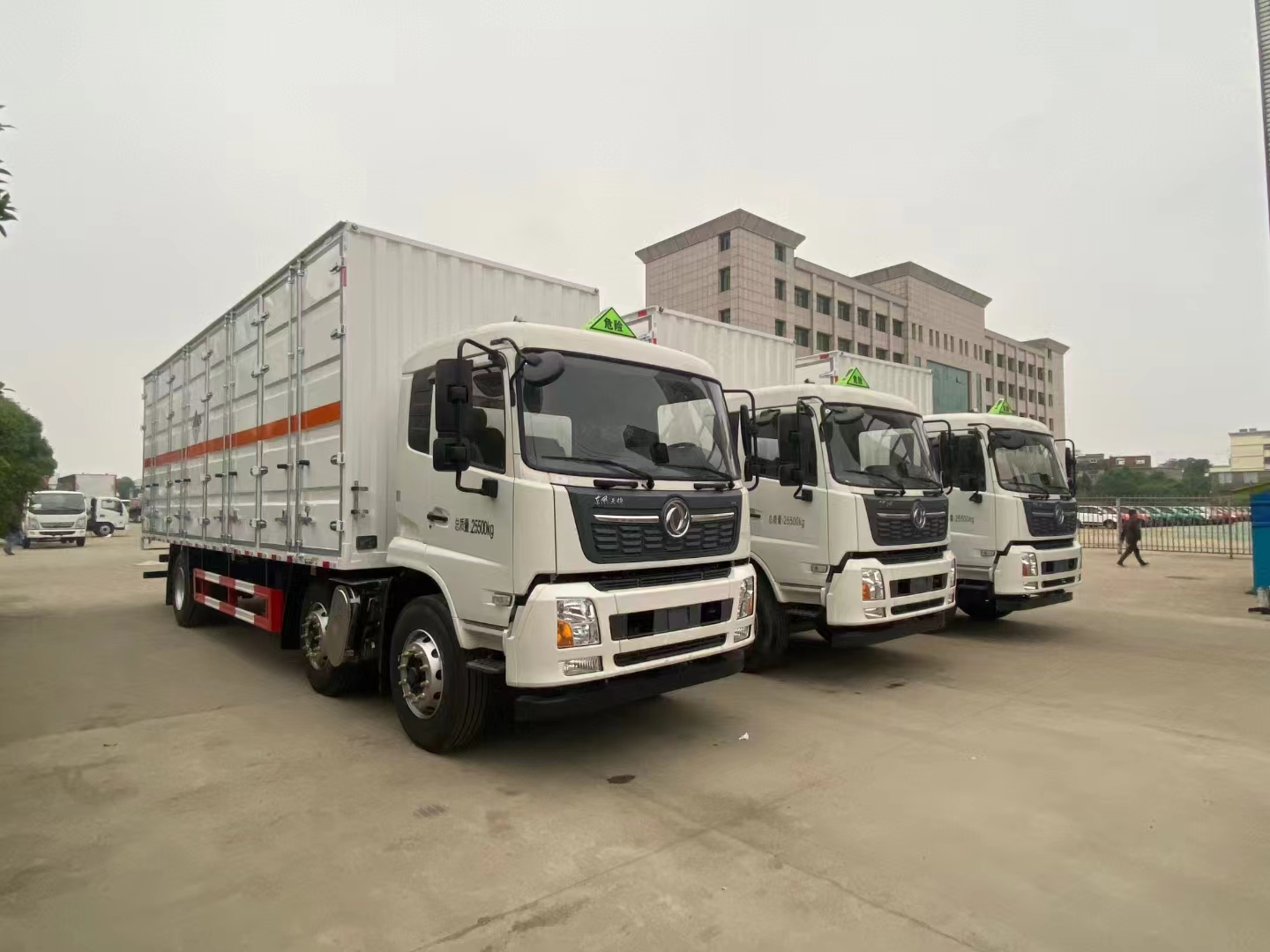 新疆李總訂購3臺東風(fēng)天錦三軸九類危險(xiǎn)品車