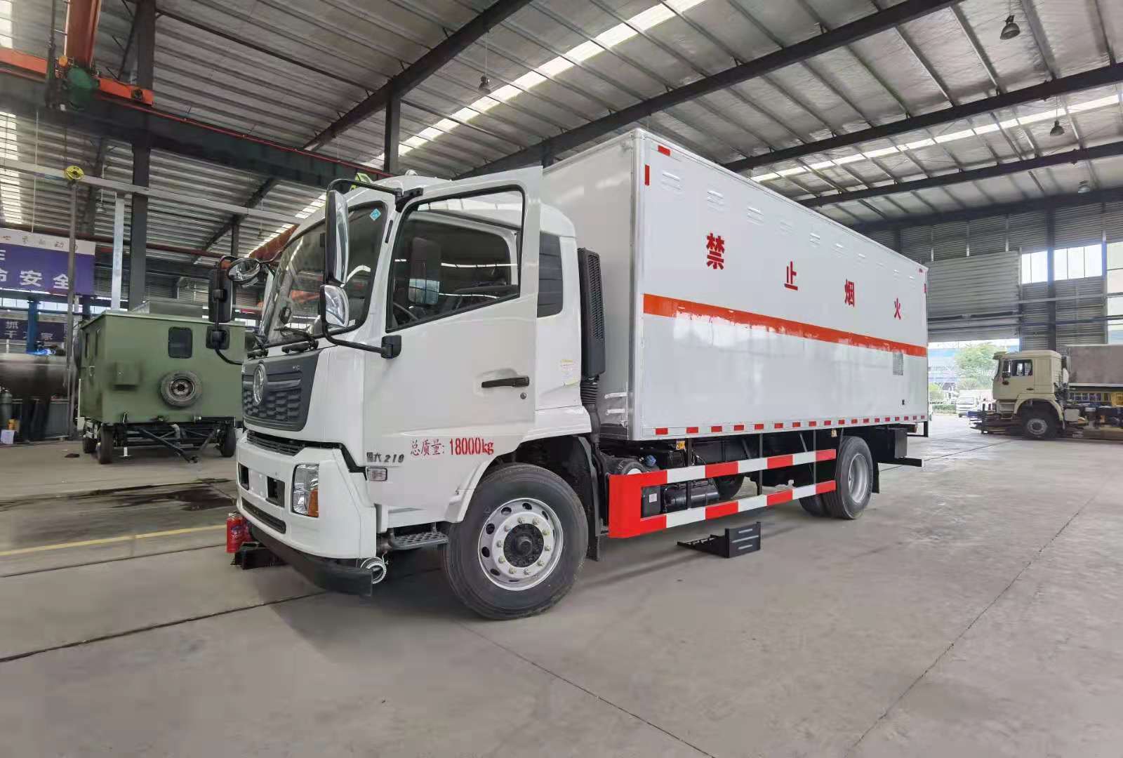 東風(fēng)天錦裝三層液化氣瓶運(yùn)輸車(chē)