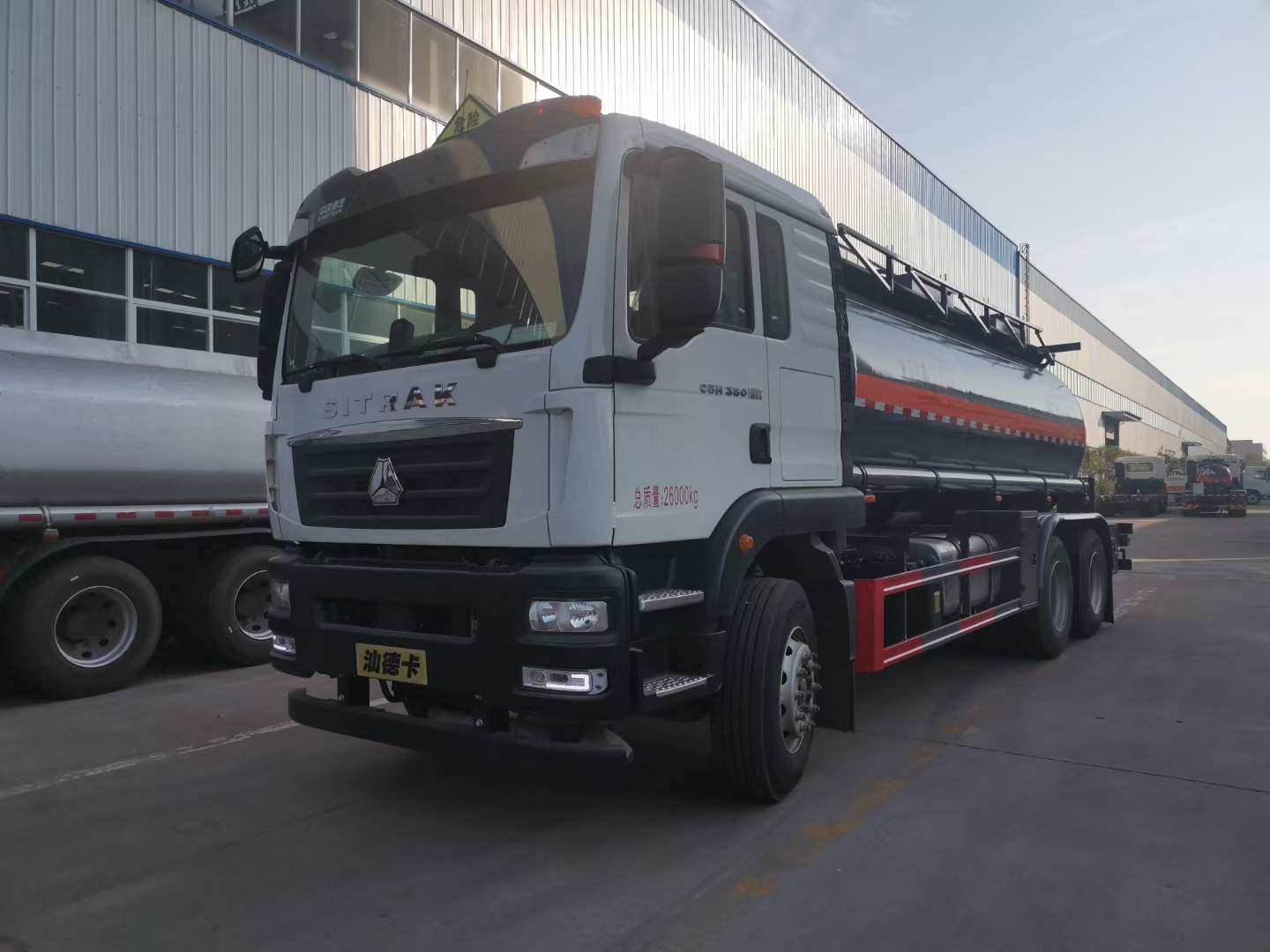 重汽汕德卡后雙橋腐蝕性物品運輸車