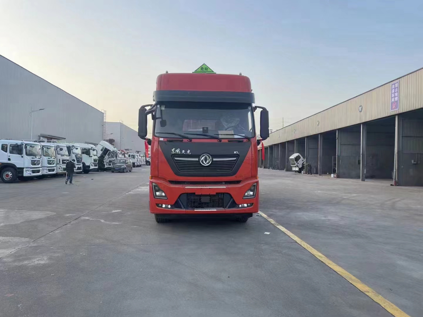 東風(fēng)天龍前四后八高頂雙臥瓦楞板危險品車