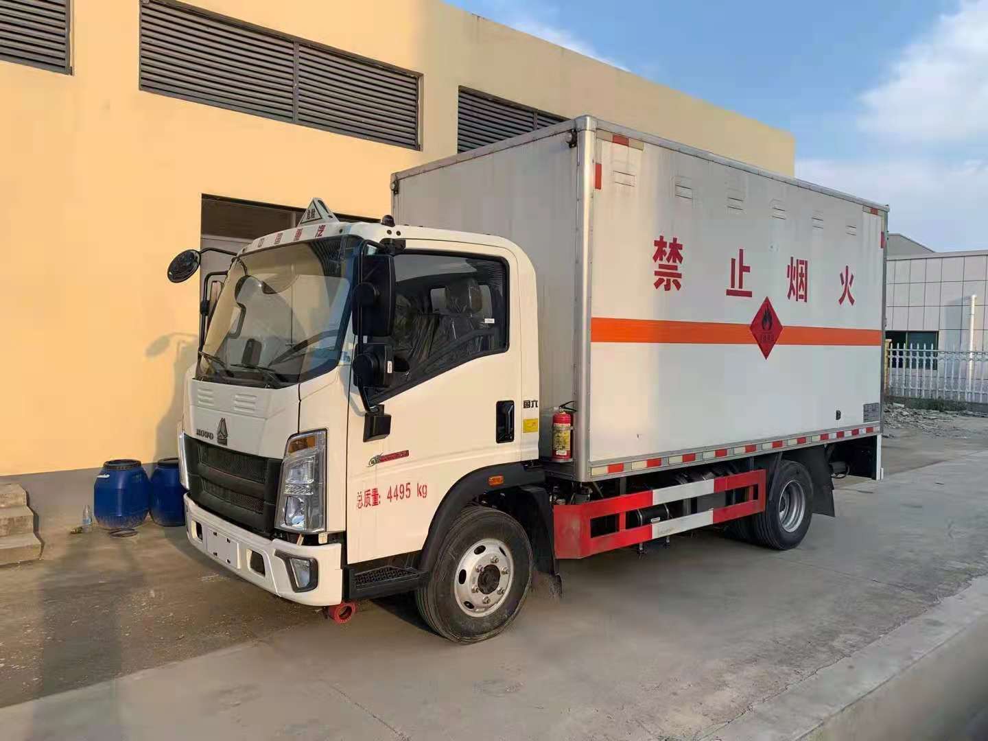 重汽豪沃黃牌4米2危險品車
