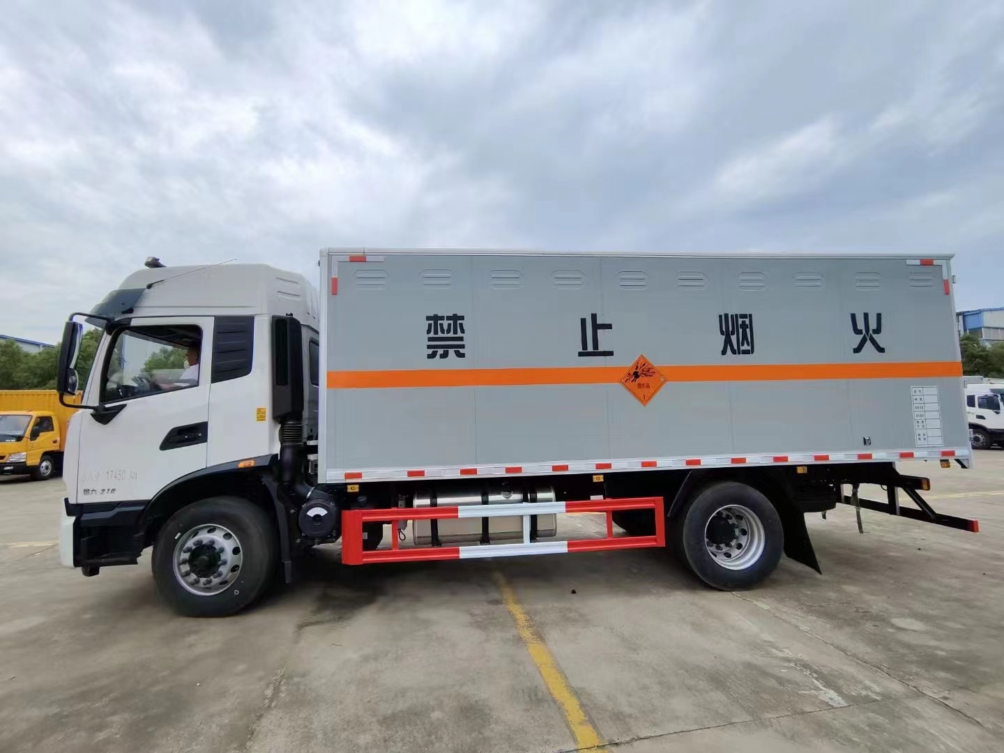 東風天錦KR高頂雙臥危險品車