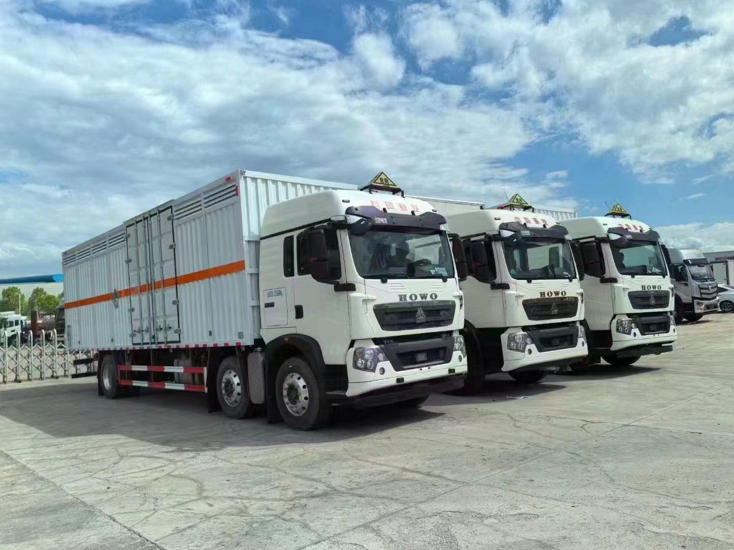 重汽三軸國六雜項(xiàng)瓦楞板危險(xiǎn)品車