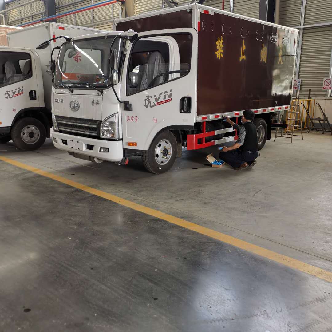 內(nèi)蒙高總自提解放棕色廂體危險(xiǎn)品車