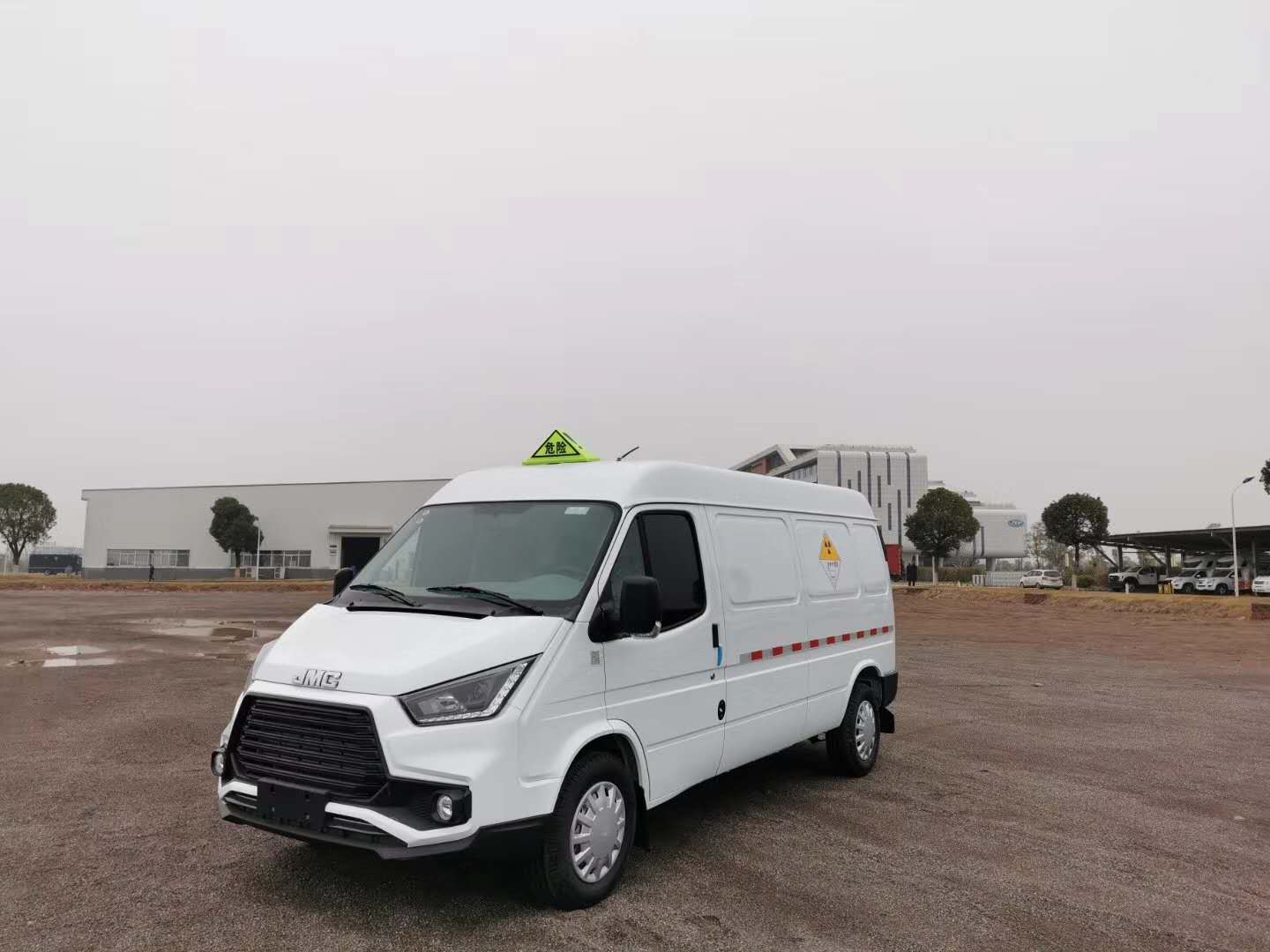 新款車型推薦——江鈴放射性面包式危險(xiǎn)品運(yùn)輸車