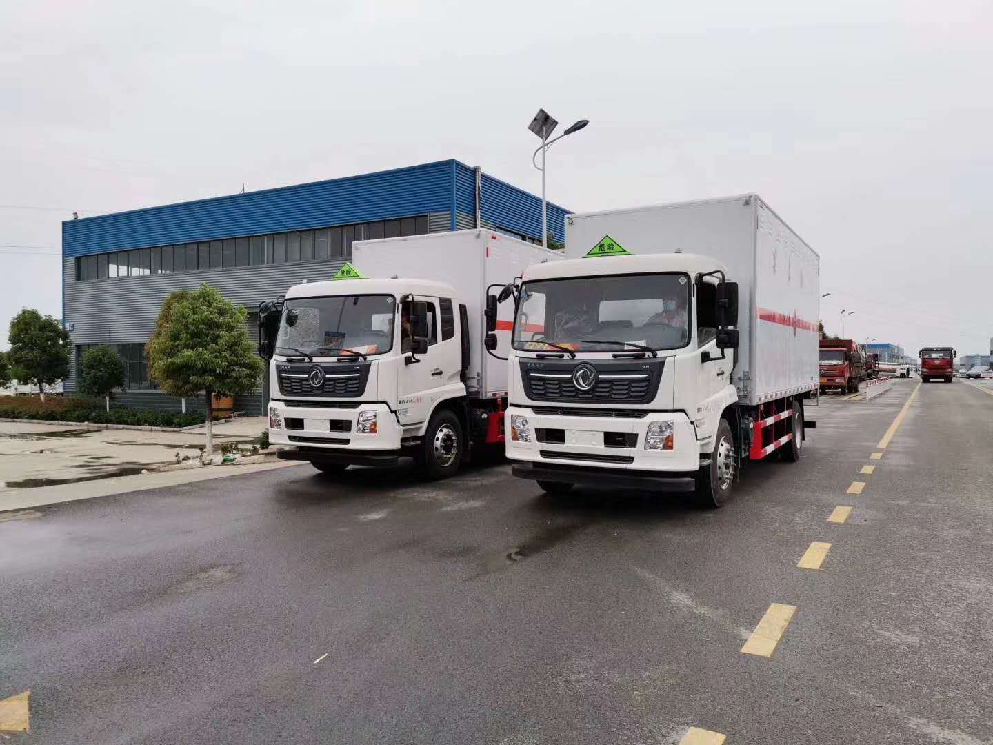 河北鄭總訂購兩臺(tái)東風(fēng)天錦KR國六危險(xiǎn)品車發(fā)車