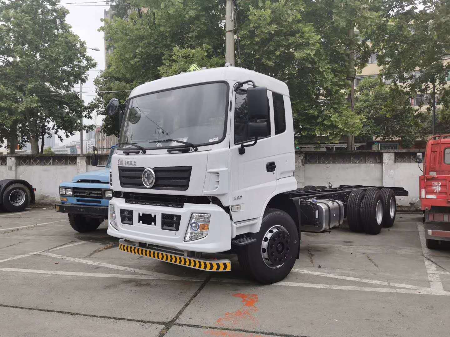 符合新規的東風專底危險品車底盤下線