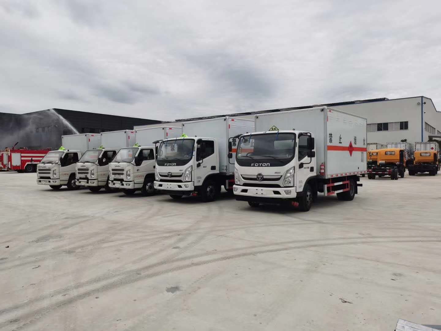 山東孫總訂購五臺國六危險品車發車